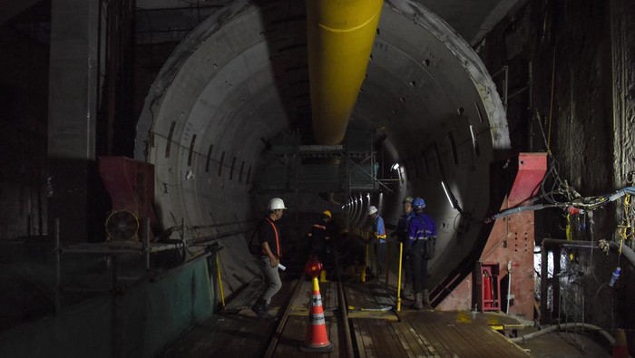 Pekerja memantau proyek pembangunan tunnel MRT Harmoni-Sawah Besar di Jakarta, Selasa (12/5/2026). Berdasarkan info per 12 Mei 2026 progres pembangunan MRT Jakarta Fase 2A Bundaran HI-Kota telah mencapai 59,7 persen, dengan sasaran operasional untuk rute Bundaran HI-Monas pada akhir 2027 dan untuk rute Monas-Kota pada akhir 2029. ANTARA FOTO/Indrianto Eko Suwarso/sgd