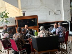 Rupiah Babak Belur, Purbaya Langsung Gelar Rapat Dadakan di Lobby Kemenkeu