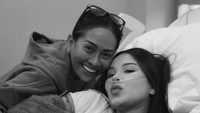 Potret Risa Dewi, Ibu Alyssa Daguise Setia Dampingi Kelahiran Cucu Pertama