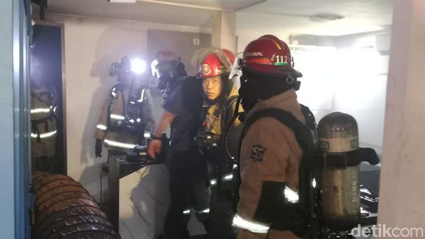 Damkar Surabaya Padamkan Kebakaran Ruang Arsip Polres Pelabuhan Tanjung Perak