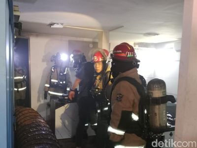 Damkar Surabaya Padamkan Kebakaran Ruang Arsip Polres Pelabuhan Tanjung Perak
