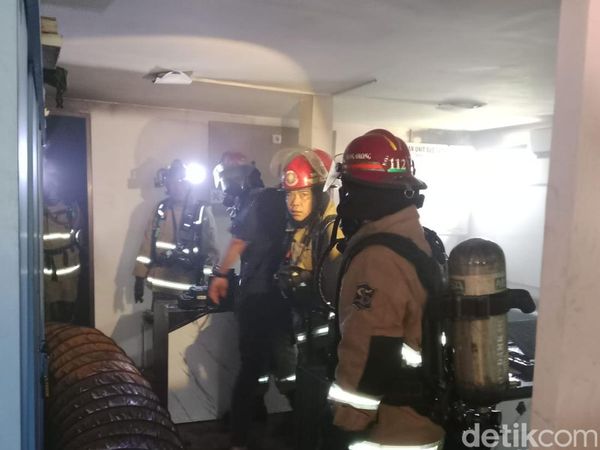 Damkar Surabaya Padamkan Kebakaran Ruang Arsip Polres Pelabuhan Tanjung Perak