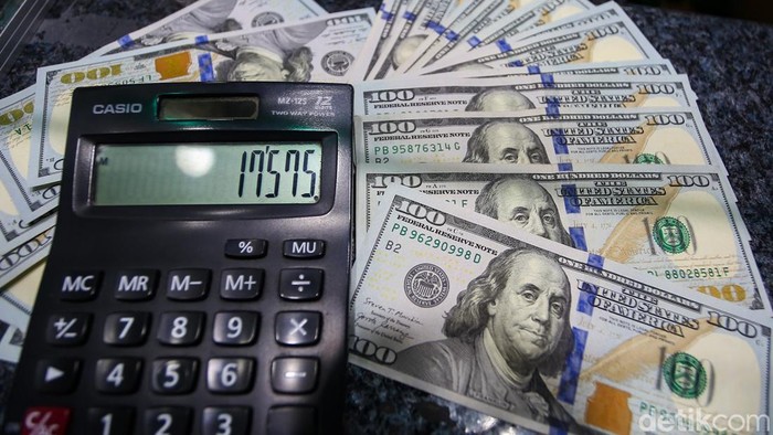 Rupiah Tersungkur! Dolar AS Tembus Rp 17.500 untuk Pertama Kali Nilai tukar rupiah terhadap dolar Amerika Serikat (AS) kembali tertekan hingga menembus level psikologis Rp 17.500 per dolar AS pada perdagangan Selasa (12/5/2026). Angka tersebut menjadi posisi terlemah rupiah sepanjang sejarah.