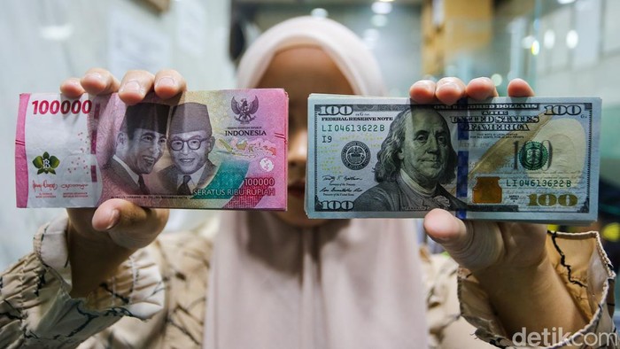 Rupiah Tersungkur! Dolar AS Tembus Rp 17.500 untuk Pertama Kali Nilai tukar rupiah terhadap dolar Amerika Serikat (AS) kembali tertekan hingga menembus level psikologis Rp 17.500 per dolar AS pada perdagangan Selasa (12/5/2026). Angka tersebut menjadi posisi terlemah rupiah sepanjang sejarah.