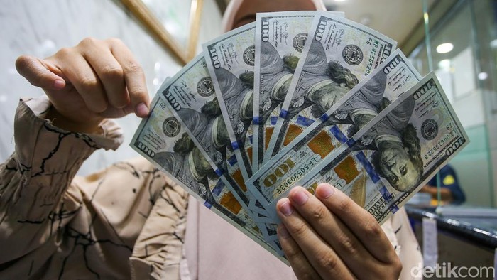 Rupiah Tersungkur! Dolar AS Tembus Rp 17.500 untuk Pertama Kali Nilai tukar rupiah terhadap dolar Amerika Serikat (AS) kembali tertekan hingga menembus level psikologis Rp 17.500 per dolar AS pada perdagangan Selasa (12/5/2026). Angka tersebut menjadi posisi terlemah rupiah sepanjang sejarah.