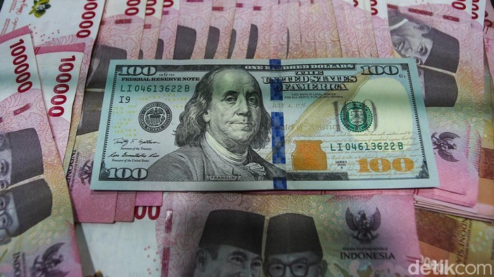 Rupiah Tersungkur! Dolar AS Tembus Rp 17.500 untuk Pertama Kali Nilai tukar rupiah terhadap dolar Amerika Serikat (AS) kembali tertekan hingga menembus level psikologis Rp 17.500 per dolar AS pada perdagangan Selasa (12/5/2026). Angka tersebut menjadi posisi terlemah rupiah sepanjang sejarah.