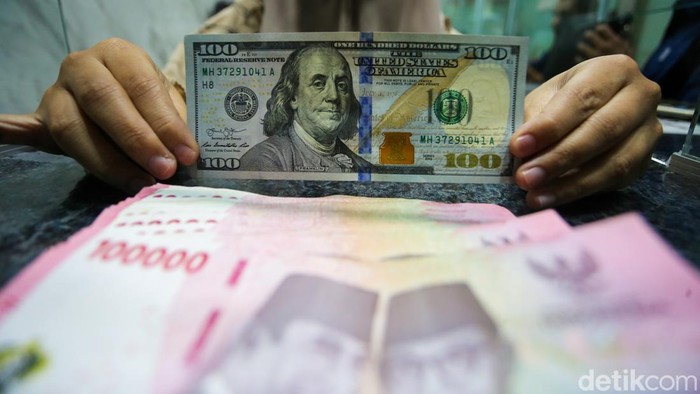 Rupiah Tersungkur! Dolar AS Tembus Rp 17.500 untuk Pertama Kali Nilai tukar rupiah terhadap dolar Amerika Serikat (AS) kembali tertekan hingga menembus level psikologis Rp 17.500 per dolar AS pada perdagangan Selasa (12/5/2026). Angka tersebut menjadi posisi terlemah rupiah sepanjang sejarah.