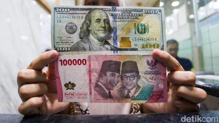 Nilai tukar rupiah terhadap dolar Amerika Serikat (AS) kembali tertekan hingga menembus level psikologis Rp 17.500 per dolar AS pada perdagangan Selasa (12/5/2026). Angka tersebut menjadi posisi terlemah rupiah sepanjang sejarah.