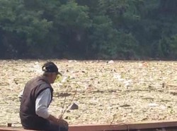 Warga Cianjur Resah Sungai Cikundul Jadi Daratan Sampah