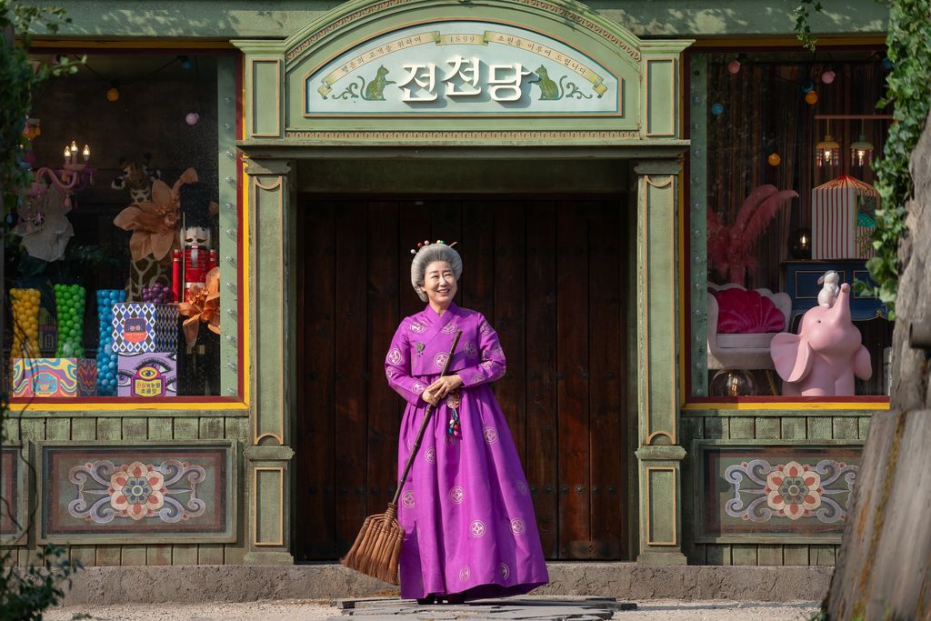 Penampilam Ra Mi Ran Jadi Pemilik Toko Snack Ajaib di Film 'Strange Snack Shop Jeoncheondang'