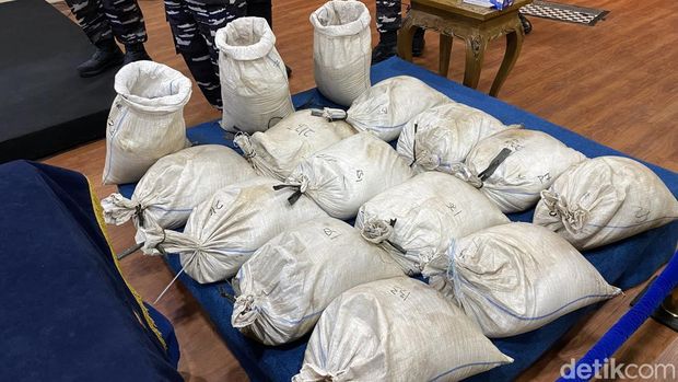 Konferensi pers TNI AL membongkar penyimpanan berisikan 16 ton pasir timah terlarangan di area Pantai Indah Kapuk (PIK) 2, Tangerang, Banten. (Devi/detikcom)