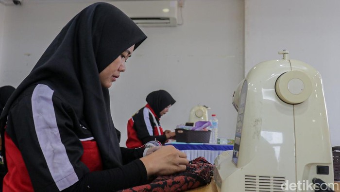 Ujian Sertifikasi Menjahit di Jatinegara Bekali Warga Siap Masuk Dunia Kerja Peserta mengikuti Ujian Sertifikasi Profesi menjahit alias tata busana nan diselenggarakan Pusat Pelatihan Kerja Daerah (PPKD) Jakarta Timur di Aula Kantor Kelurahan Jatinegara, Pulogadung, Jakarta Timur, Selasa (12/5/2026). Kegiatan ini diikuti 10 penduduk Kelurahan Jatinegara dari beragam komponen masyarakat untuk meningkatkan keahlian kerja di bagian tata busana.