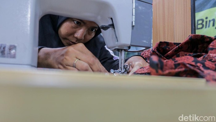 Ujian Sertifikasi Menjahit di Jatinegara Bekali Warga Siap Masuk Dunia Kerja Peserta mengikuti Ujian Sertifikasi Profesi menjahit alias tata busana nan diselenggarakan Pusat Pelatihan Kerja Daerah (PPKD) Jakarta Timur di Aula Kantor Kelurahan Jatinegara, Pulogadung, Jakarta Timur, Selasa (12/5/2026). Kegiatan ini diikuti 10 penduduk Kelurahan Jatinegara dari beragam komponen masyarakat untuk meningkatkan keahlian kerja di bagian tata busana.