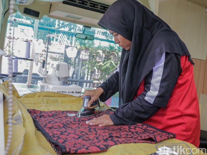 Ujian Sertifikasi Menjahit di Jatinegara Bekali Warga Siap Masuk Dunia Kerja Peserta mengikuti Ujian Sertifikasi Profesi menjahit alias tata busana nan diselenggarakan Pusat Pelatihan Kerja Daerah (PPKD) Jakarta Timur di Aula Kantor Kelurahan Jatinegara, Pulogadung, Jakarta Timur, Selasa (12/5/2026). Kegiatan ini diikuti 10 penduduk Kelurahan Jatinegara dari beragam komponen masyarakat untuk meningkatkan keahlian kerja di bagian tata busana.