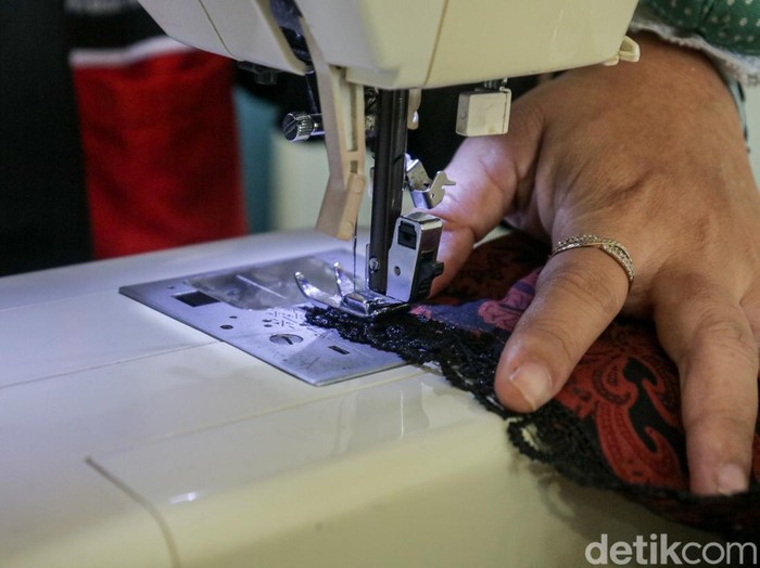 Ujian Sertifikasi Menjahit di Jatinegara Bekali Warga Siap Masuk Dunia Kerja Peserta mengikuti Ujian Sertifikasi Profesi menjahit alias tata busana nan diselenggarakan Pusat Pelatihan Kerja Daerah (PPKD) Jakarta Timur di Aula Kantor Kelurahan Jatinegara, Pulogadung, Jakarta Timur, Selasa (12/5/2026). Kegiatan ini diikuti 10 penduduk Kelurahan Jatinegara dari beragam komponen masyarakat untuk meningkatkan keahlian kerja di bagian tata busana.