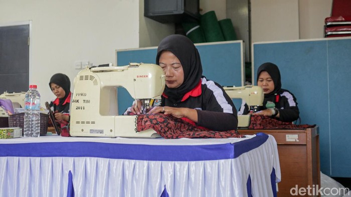 Ujian Sertifikasi Menjahit di Jatinegara Bekali Warga Siap Masuk Dunia Kerja Peserta mengikuti Ujian Sertifikasi Profesi menjahit alias tata busana nan diselenggarakan Pusat Pelatihan Kerja Daerah (PPKD) Jakarta Timur di Aula Kantor Kelurahan Jatinegara, Pulogadung, Jakarta Timur, Selasa (12/5/2026). Kegiatan ini diikuti 10 penduduk Kelurahan Jatinegara dari beragam komponen masyarakat untuk meningkatkan keahlian kerja di bagian tata busana.