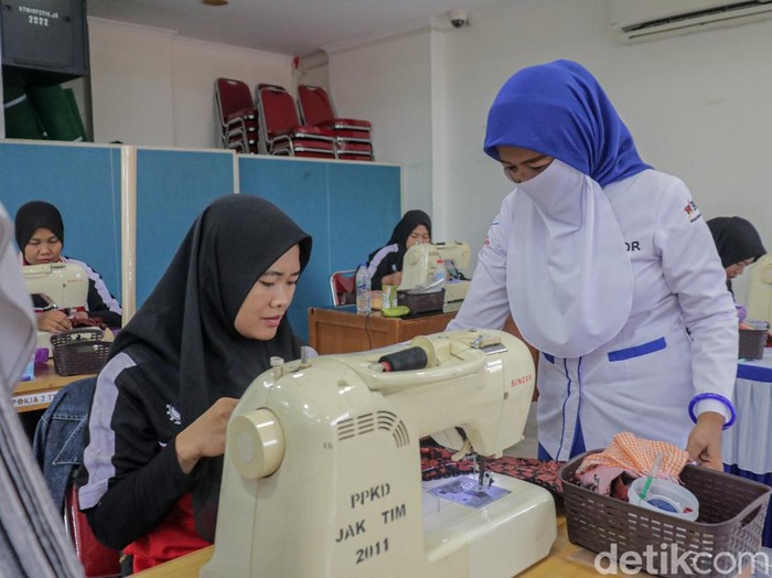 Ujian Sertifikasi Menjahit di Jatinegara Bekali Warga Siap Masuk Dunia Kerja Peserta mengikuti Ujian Sertifikasi Profesi menjahit alias tata busana nan diselenggarakan Pusat Pelatihan Kerja Daerah (PPKD) Jakarta Timur di Aula Kantor Kelurahan Jatinegara, Pulogadung, Jakarta Timur, Selasa (12/5/2026). Kegiatan ini diikuti 10 penduduk Kelurahan Jatinegara dari beragam komponen masyarakat untuk meningkatkan keahlian kerja di bagian tata busana.