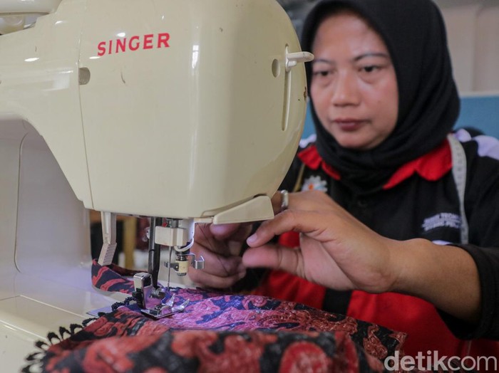 Ujian Sertifikasi Menjahit di Jatinegara Bekali Warga Siap Masuk Dunia Kerja Peserta mengikuti Ujian Sertifikasi Profesi menjahit alias tata busana nan diselenggarakan Pusat Pelatihan Kerja Daerah (PPKD) Jakarta Timur di Aula Kantor Kelurahan Jatinegara, Pulogadung, Jakarta Timur, Selasa (12/5/2026). Kegiatan ini diikuti 10 penduduk Kelurahan Jatinegara dari beragam komponen masyarakat untuk meningkatkan keahlian kerja di bagian tata busana.