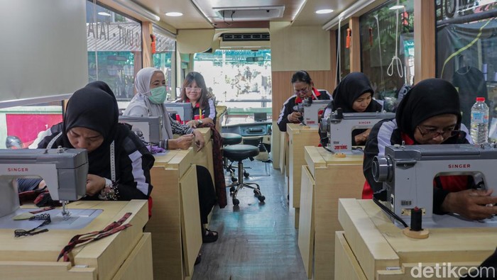 Peserta mengikuti Ujian Sertifikasi Profesi menjahit alias tata busana nan diselenggarakan Pusat Pelatihan Kerja Daerah (PPKD) Jakarta Timur di Aula Kantor Kelurahan Jatinegara, Pulogadung, Jakarta Timur, Selasa (12/5/2026). Kegiatan ini diikuti 10 penduduk Kelurahan Jatinegara dari beragam komponen masyarakat untuk meningkatkan keahlian kerja di bagian tata busana.