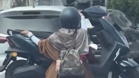 Viral Aksi Wanita di Makassar Angkut Motor Pakai Motor hingga Dicari Polisi
