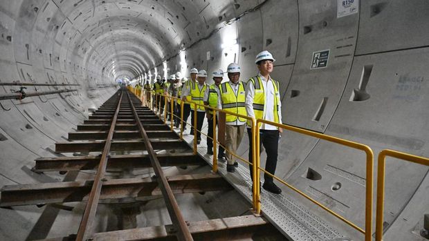 Wakil Presiden RI Gibran Rakabuming Raka didampingi Menteri Perhubungan Dudy Purwagandhi meninjau proyek pembangunan MRT Fase 2A Bundaran HI-Kota, Selasa (12/5). Dalam kesempatan ini, Wapres Gibran dan Menhub Dudy menyusuri area bangunan Stasiun Sawah Besar hingga Stasiun Harmoni.