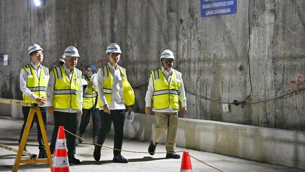 Wakil Presiden RI Gibran Rakabuming Raka didampingi Menteri Perhubungan Dudy Purwagandhi meninjau proyek pembangunan MRT Fase 2A Bundaran HI-Kota, Selasa (12/5). Dalam kesempatan ini, Wapres Gibran dan Menhub Dudy menyusuri area bangunan Stasiun Sawah Besar hingga Stasiun Harmoni.