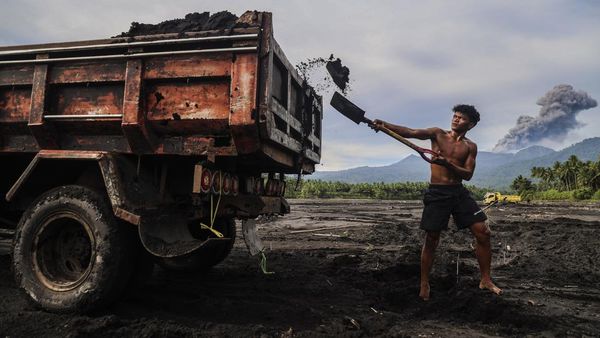 Warga Raup Rejeki dari Sisa Erupsi Gunung Dukono