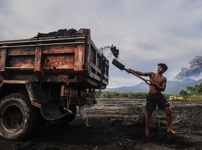 Warga Raup Rejeki dari Sisa Erupsi Gunung Dukono