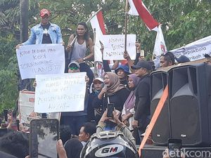 Massa Geruduk Polresta Pati, Desak Usut Kasus Pengeroyokan-Tambang Ilegal