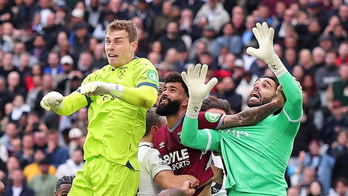 Momen David Raya (kanan) dilanggar Pablo (tangan terentang) yang membuat gol West Ham United ke gawang Arsenal dianulir.