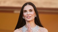 Demi Moore Glamor dengan Gaun Body-fit di Cannes, Lengan Berototnya Disorot