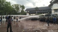 Polisi Bubarkan Paksa Demo Tuntut Cabut JKA di Kantor Gubernur Aceh