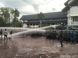 Polisi Bubarkan Paksa Demo Tuntut Cabut JKA di Kantor Gubernur Aceh