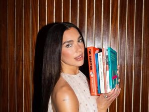 Dua Lipa Geek Banget Sama Sastra: Buku yang Melunakkan Hati Saya
