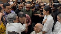 Nadiem Peluk Cium Ortu dan Istri Usai Dituntut 18 Tahun Penjara