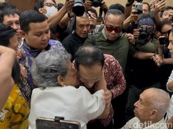 Nadiem Peluk Cium Ortu dan Istri Usai Dituntut 18 Tahun Penjara