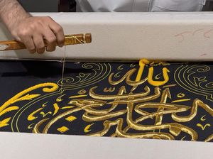 Mengenal Abdul Rahim Bukhari, Maestro di Balik Keindahan Kaligrafi Kiswah Kabah