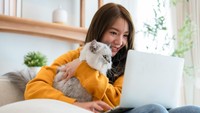 7 Karakter Unik Orang yang Suka Ajak Ngobrol Kucing atau Anjing Peliharaannya