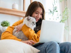 7 Karakter Unik Orang yang Suka Ajak Ngobrol Kucing atau Anjing Peliharaannya