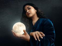 Surat Cinta Kamila Batavia Untuk Mendiang Ibu Lewat Tayomi