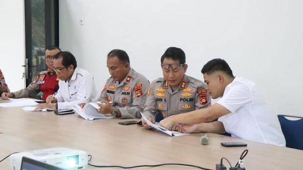 Kapolres OKU Timur AKBP Adik Listiyono, memimpin langsung pengecekan persiapan personel penanggulangan kebakaran di sektor perkebunan strategis Kabupaten Ogan Komering Ulu Timur