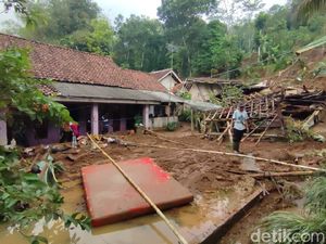 Cerita Abun, Korban Longsor Ciamis yang Butuh Seragam Sekolah Anak