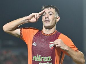 Peralta di Mata Pusamania-Suporter Bola: Manusia 4 Paru-paru, Pemain Editan
