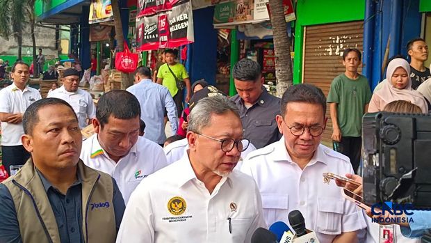 Menteri Koordinator Bidang Pangan Zulkifli Hasan berbareng Menteri Perdagangan (Mendag) Budi Santoso, mengecek langsung nilai dan stok bahan pangan di Pasar Palmerah, Jakarta Pusat, Rabu (13/5/226).(CNBC Indonesia/Martyasari Rizky)
