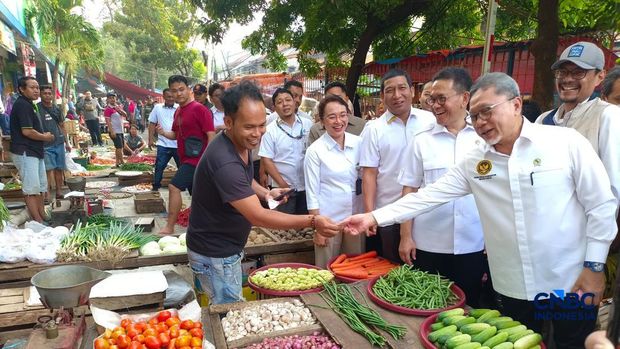 Menteri Koordinator Bidang Pangan Zulkifli Hasan berbareng Menteri Perdagangan (Mendag) Budi Santoso, mengecek langsung nilai dan stok bahan pangan di Pasar Palmerah, Jakarta Pusat, Rabu (13/5/226).(CNBC Indonesia/Martyasari Rizky)