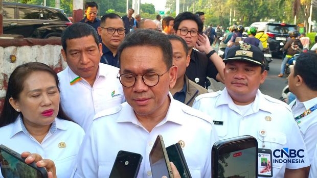 Menteri Perdagangan (Mendag) Budi Santoso saat ditemui di Pasar Palmerah, Jakarta Pusat, Rabu (13/5/2026). (CNBC Indonesia/Martyasari Rizky)