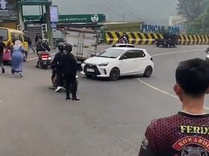 Video Detik-detik Matel Buru Mobil LCGC di Puncak Pass Cianjur