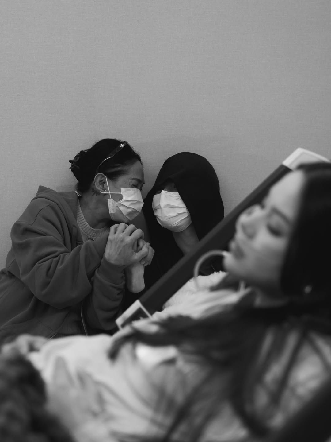 Momen Risa Dewi menemani Alyssa Daguise di ruang bersalin