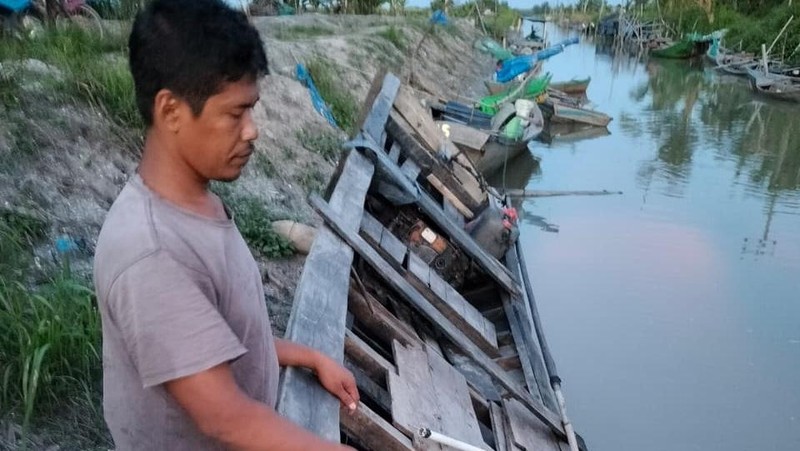 Kisah Mujiono, Berjuang Hidupi Keluarga dengan Perahu Lapuk