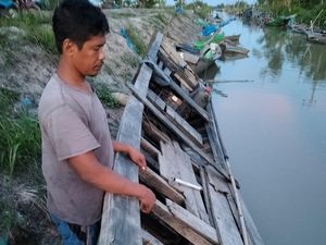 Kisah Mujiono, Berjuang Hidupi Keluarga dengan Perahu Lapuk